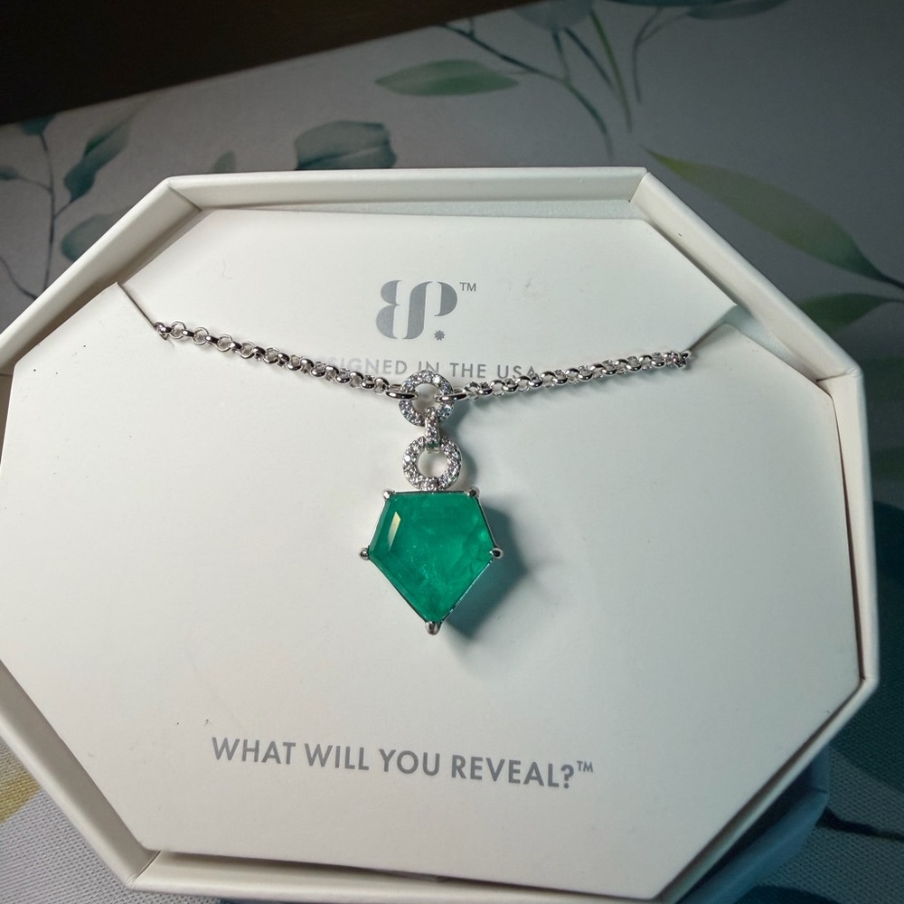 Emerald Green Geometric Pendant Necklace - Women Jewelry